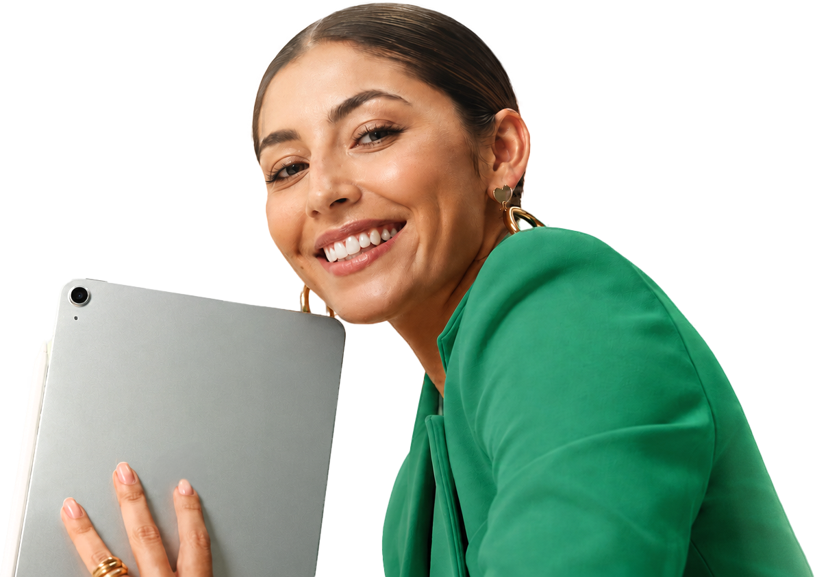 mulher-sorriso-segurando-tablet