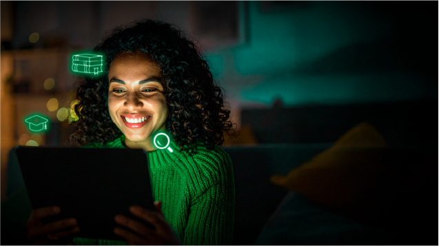 Mulher estudando em ambiente escuro com notebook