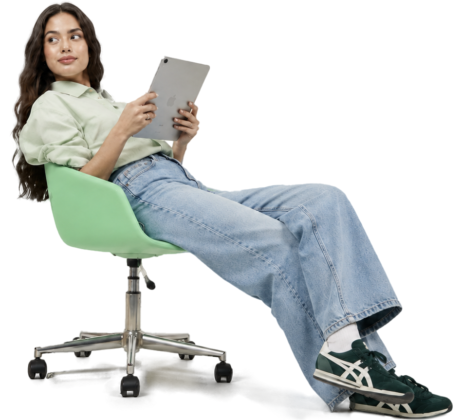 Mulher sentada em cadeira verde usando tablet